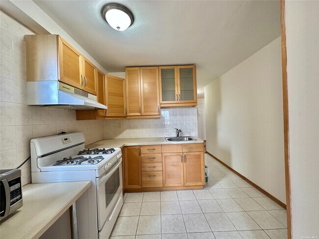 Foto del edificio - 61-20 Grand Central Pkwy