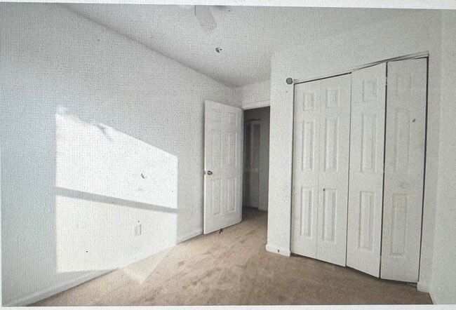 Foto del edificio - 703 Oak Hurst Ct