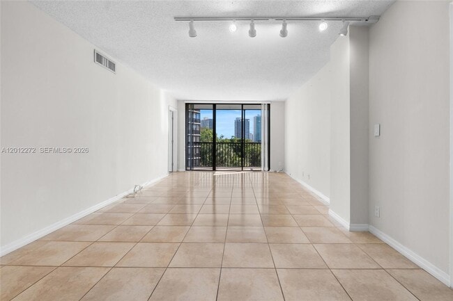 Building Photo - 3401 N Country Club Dr