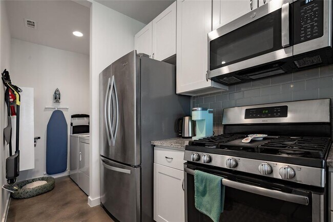 Foto del edificio - 4702 Leslie Ave