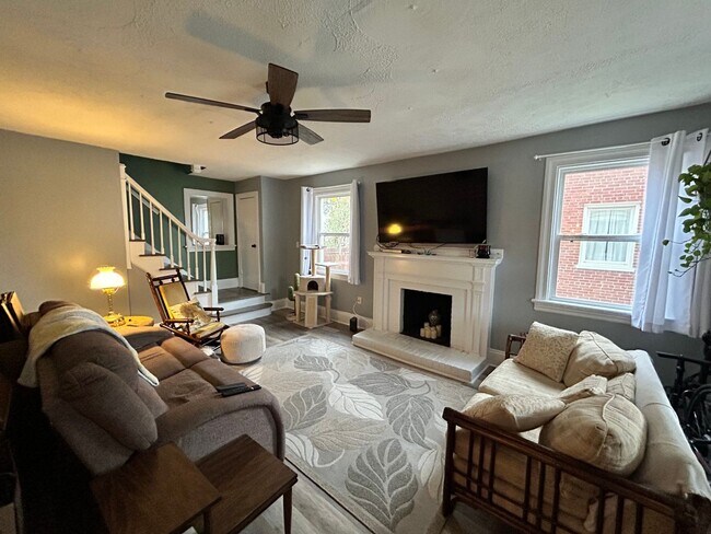 Building Photo - Stunning 4 Bedroom Home in Northside Avail...