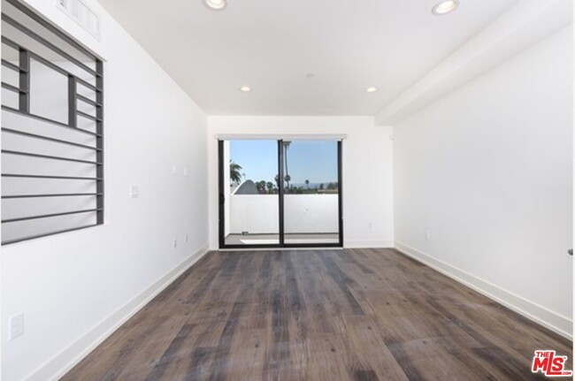 Building Photo - 807 N Hudson Ave