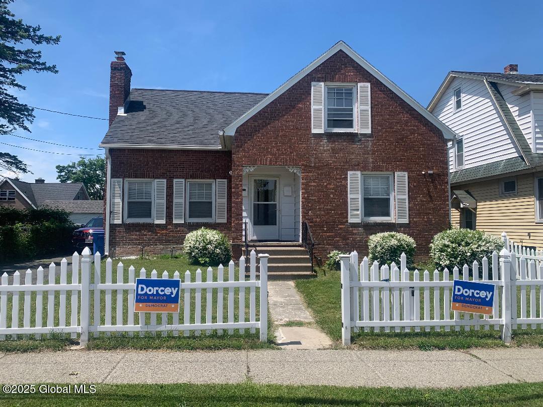 Primary Photo - 104 Thornton St