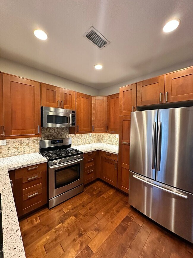 Building Photo - Beautiful 4 Bedrooms, 2 1/4 Bath home in t...