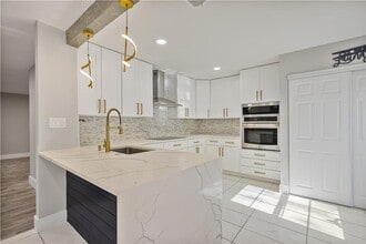 Building Photo - 330 Winding River Dr