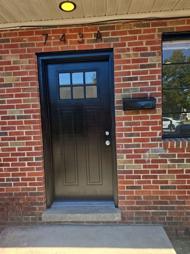 Building Photo - 2 Bedroom 1 bath off of Meeting st closed ...