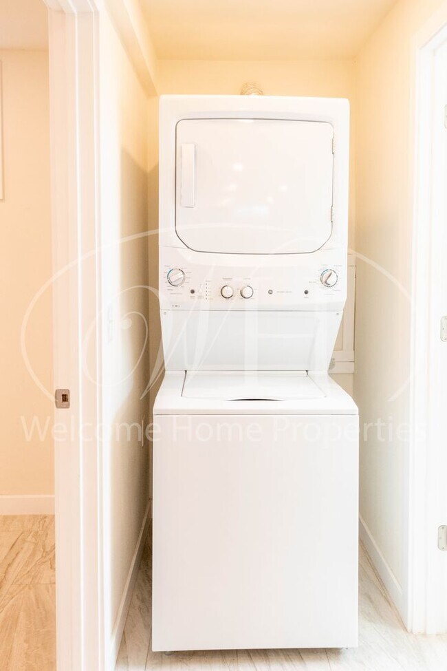 Building Photo - Newly Remodeled 1 Bedroom in a Park-like Setting