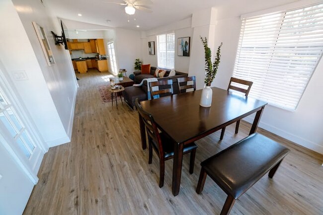 Foto del edificio - 5648 Berkshire Dr