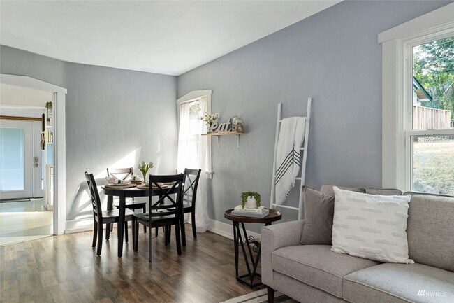 Foto del edificio - Modern Comfort Meets Vintage Charm – Just Minutes from the Ferry!