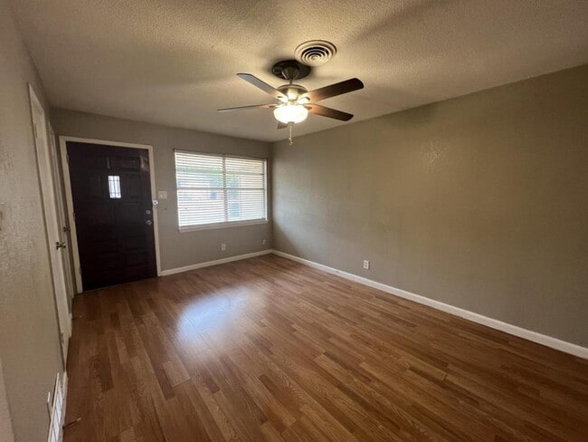 Building Photo - 806 Sandy Ct