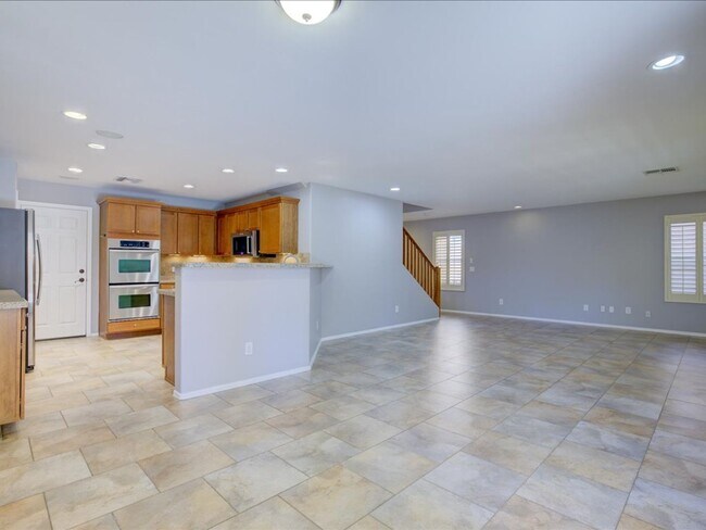 Foto del edificio - Spacious Two-Story 3-Bedroom Home with Solar & Large enclosed Backyard