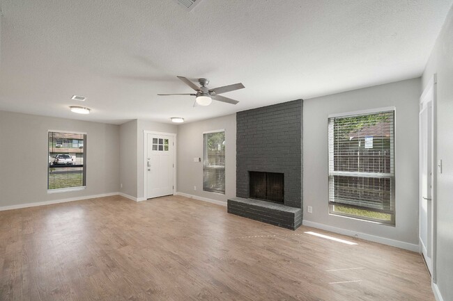 Building Photo - Modern 2 Bed, 2 Bath Multiplex in Austin, ...