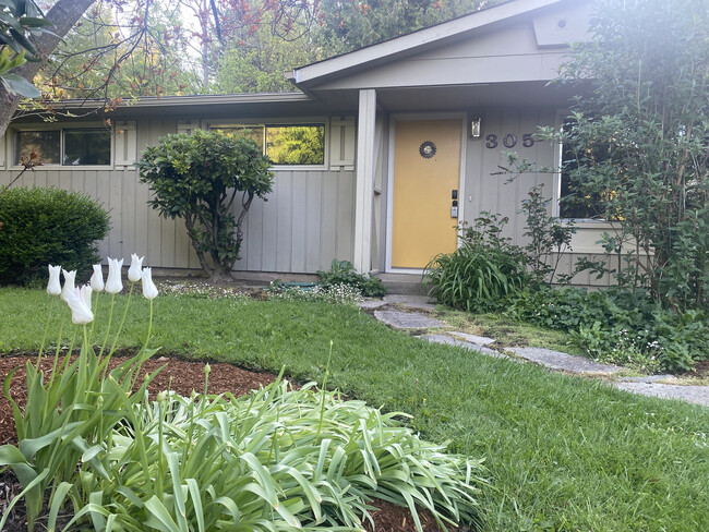 Building Photo - 305 Rustic Pl