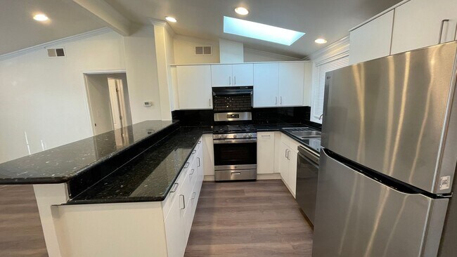 Foto del edificio - Beautiful 3 bedroom 2 bathroom home, updated kitchen & baths plus 1 car garage!