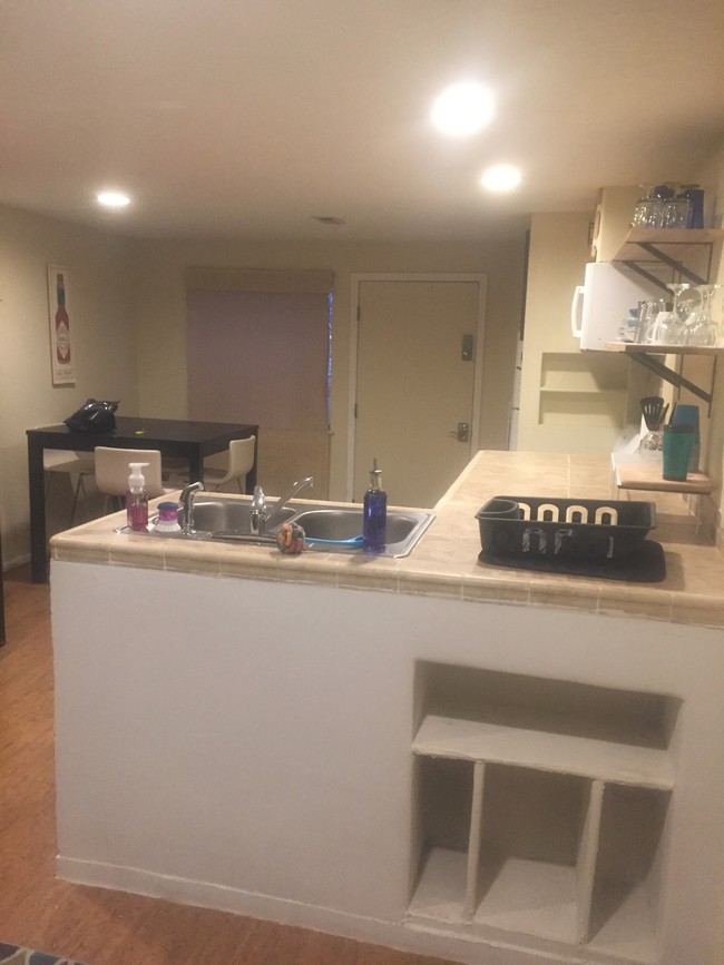 large kitchen and dining area - 914 E Mesa Ave