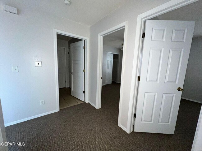 Foto del edificio - 14120 Robert Ituarte Dr