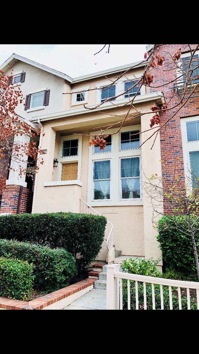 2985 First St, Livermore, CA 94550 Townhouse for Rent in Livermore