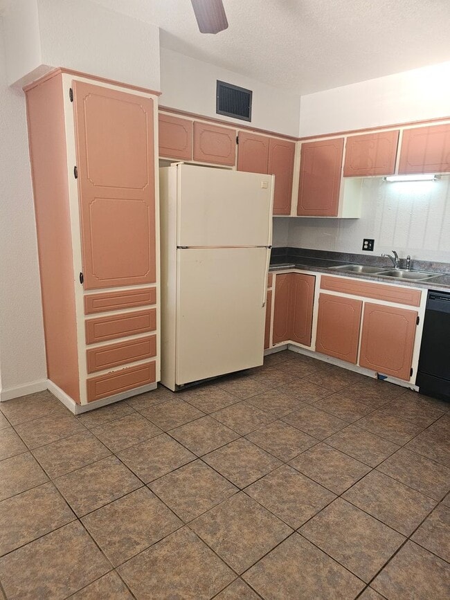 Foto del edificio - LARGE BACKYARD NEAR COCHISE COLLEGE!