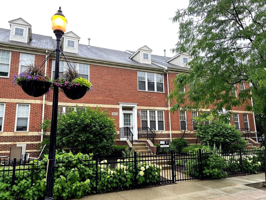 Primary Photo - 8225 Lincoln Ave