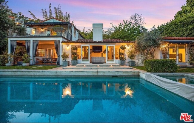 Building Photo - 1514 Sunset Plaza Dr