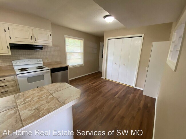 Building Photo - 3 br, 1 bath House - 1003 W South St