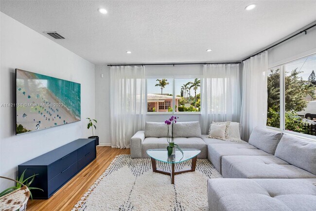 Foto del edificio - 8225 Hawthorne Ave