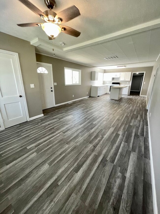Building Photo - Charming 3-Bedroom, 1.5 Bath Home with Bon...