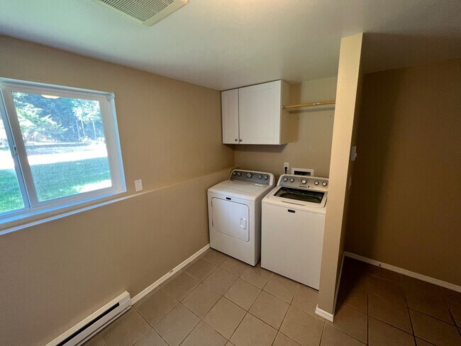 Building Photo - 1716 Annett Cir