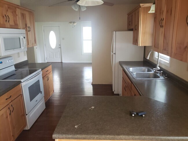 Building Photo - 3 Bed 2 Bath Spacious home!