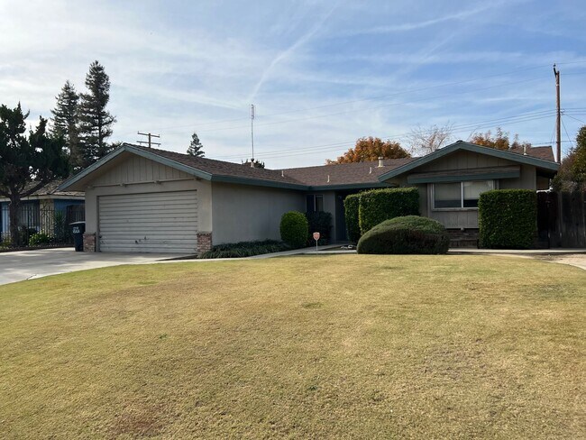 Building Photo - 3735 S. VERDE VISTA - 3 BEDROOM 2 BATH - S...