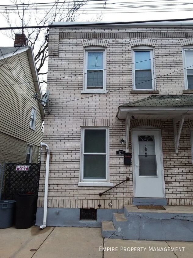 Primary Photo - 2 Bedroom/ 1 Bathroom House in Bethlehem!