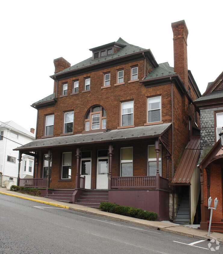 Building Photo - 134-136 E High St