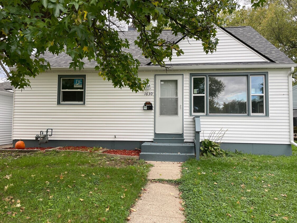 Foto principal - 3 bedroom 1 1/2 bath home with fenced in b...
