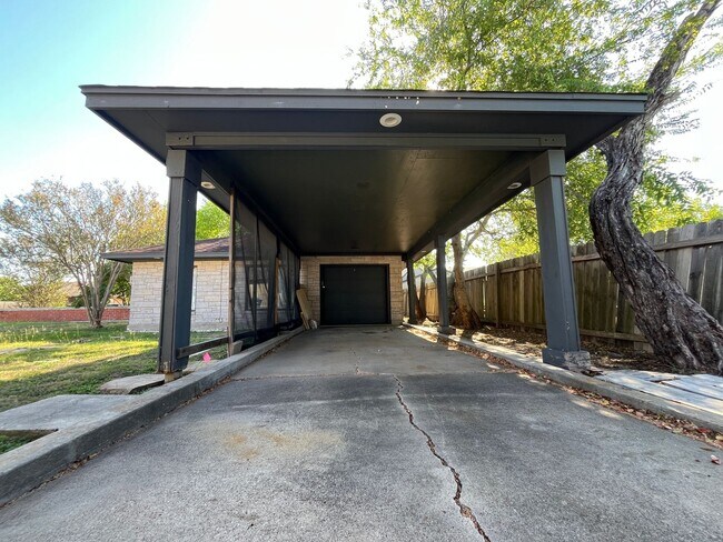 Foto del edificio - HOUSE AND BACK APARTMENT ON LARGE LOT!!