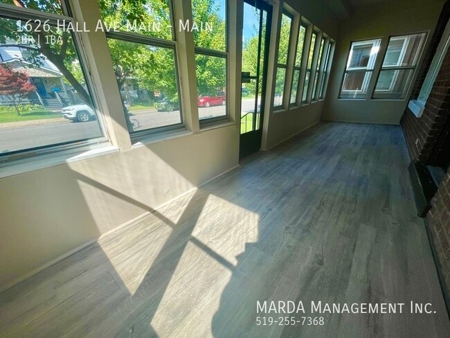 Building Photo - CHARMING 2 BED/1 BATH MAIN FLOOR APARTMENT...