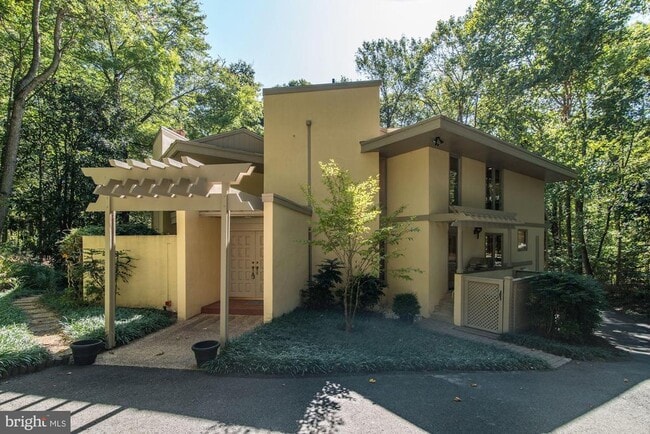 Building Photo - 1325 Darnall Dr