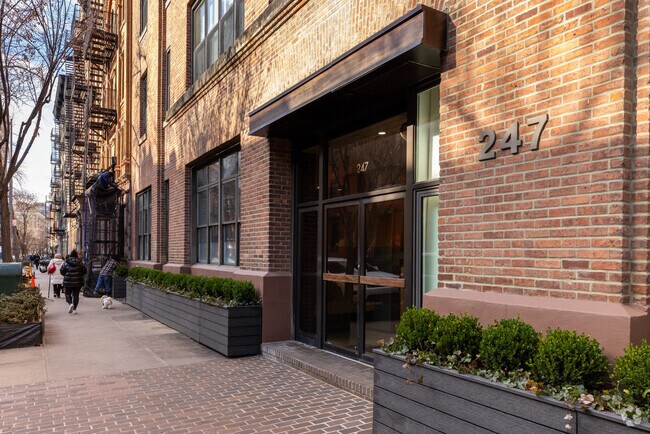 Foto del edificio - 247-251 W 12th St