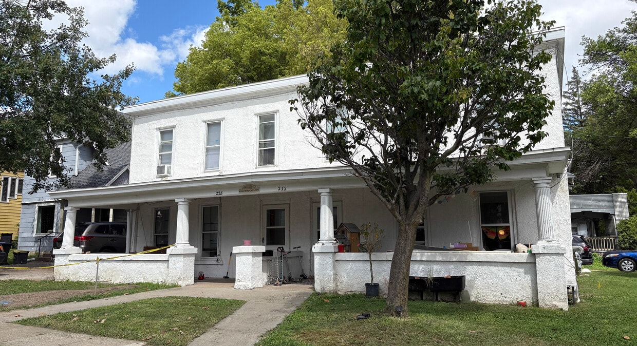 Foto principal - 228 E Bloomington St