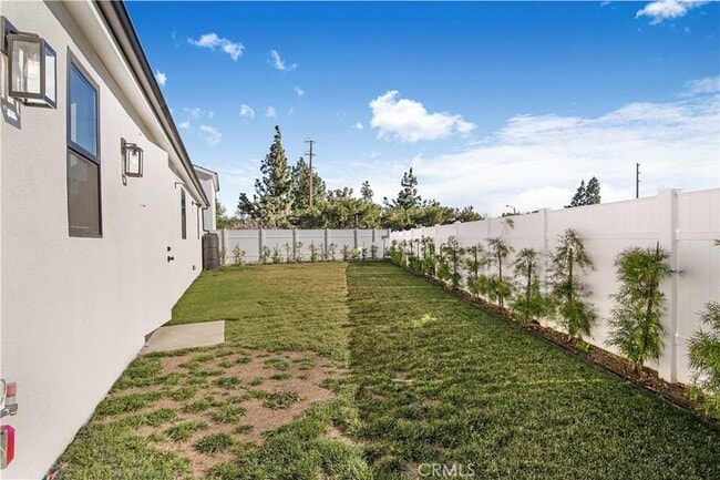 Foto del edificio - 13465 Bradley Ave