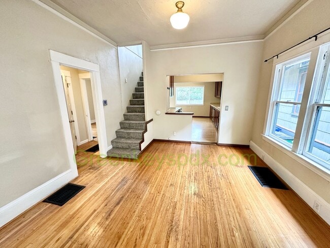 Building Photo - 3-Bedroom, 2-Bathroom House with Attached Garage and Workshop Near Belmont and SE 45th