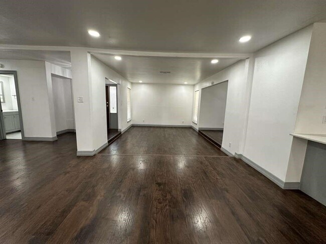 Building Photo - 5850 Paisley St