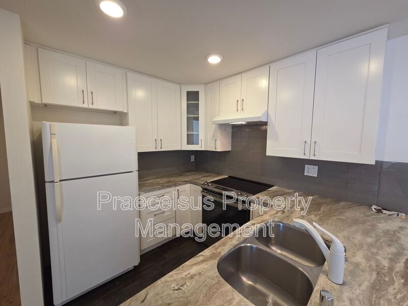 Primary Photo - 7780 Margerum Ave