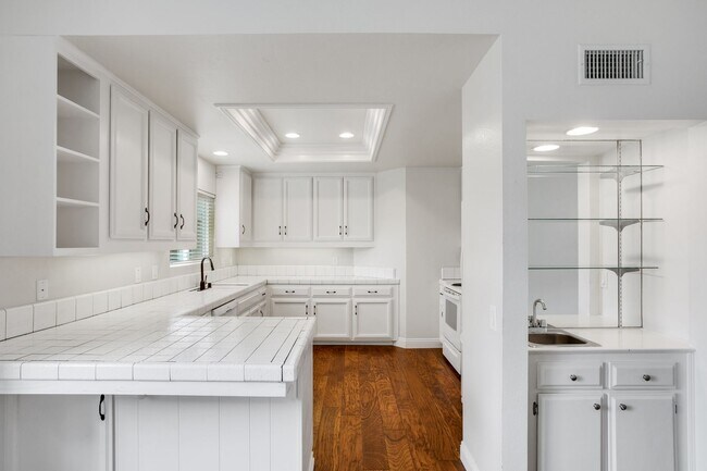 Building Photo - Coronado Island Lifestyle!  2 bed/2.5 bath...