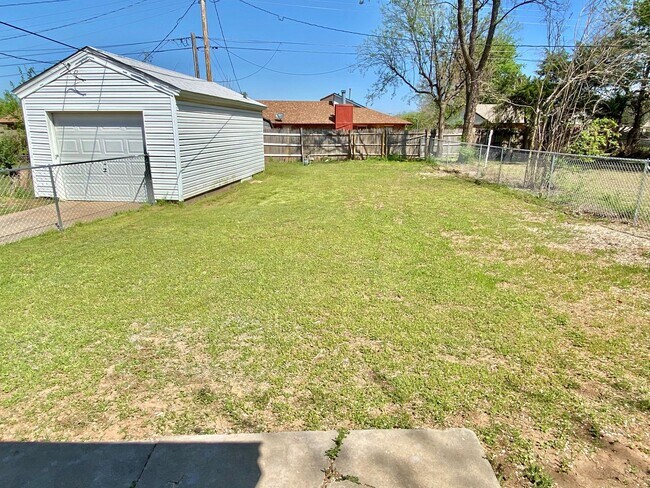 Building Photo - 709 E Steed Dr