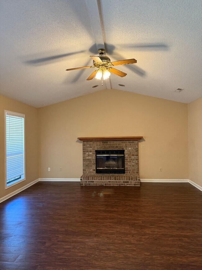 Foto del edificio - 156 Lakeside Dr