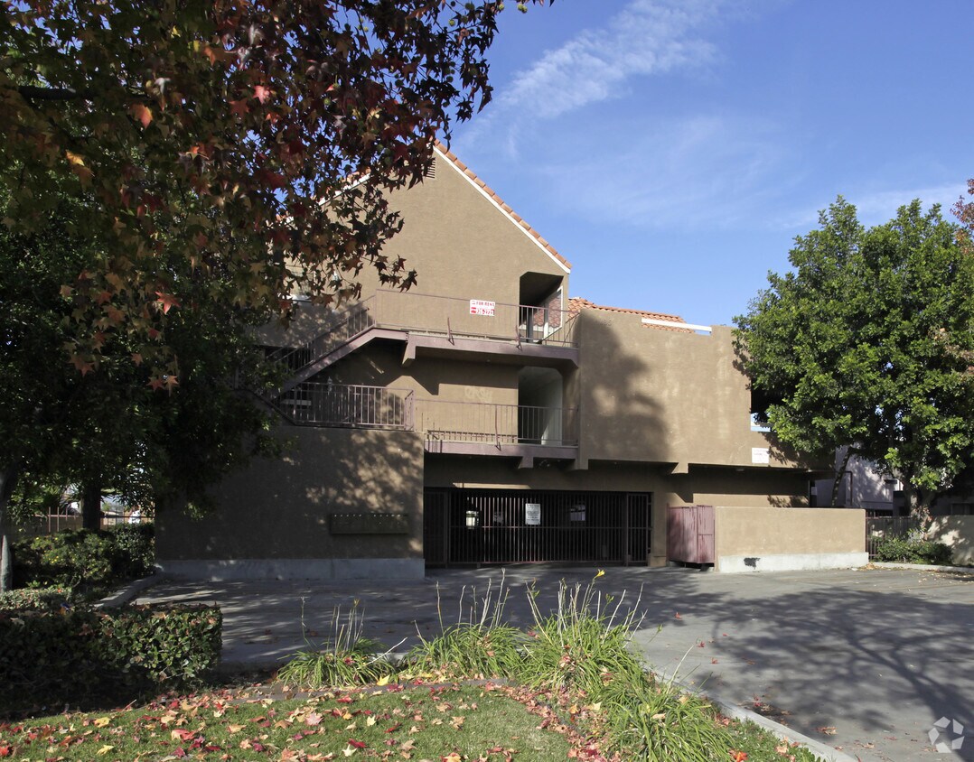 Building Photo - Carol Drive Apartment Complex