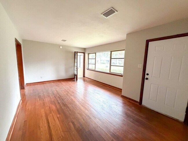 Foto del edificio - 51 Sherwood Dr