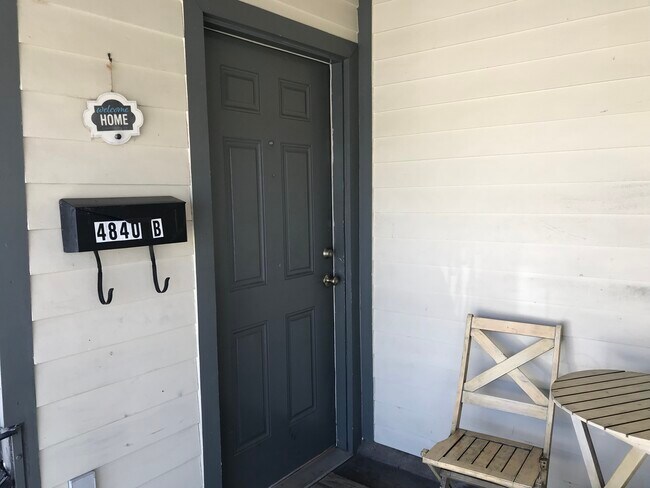 Apt B - 4840 Banks St