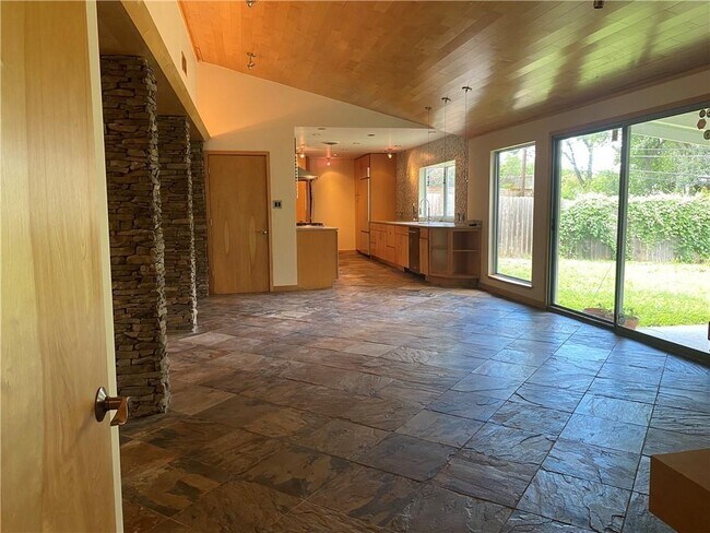 Foto del edificio - 2500 Barhill Dr