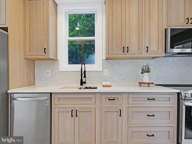 Foto del edificio - 1738 Glick Ct NW